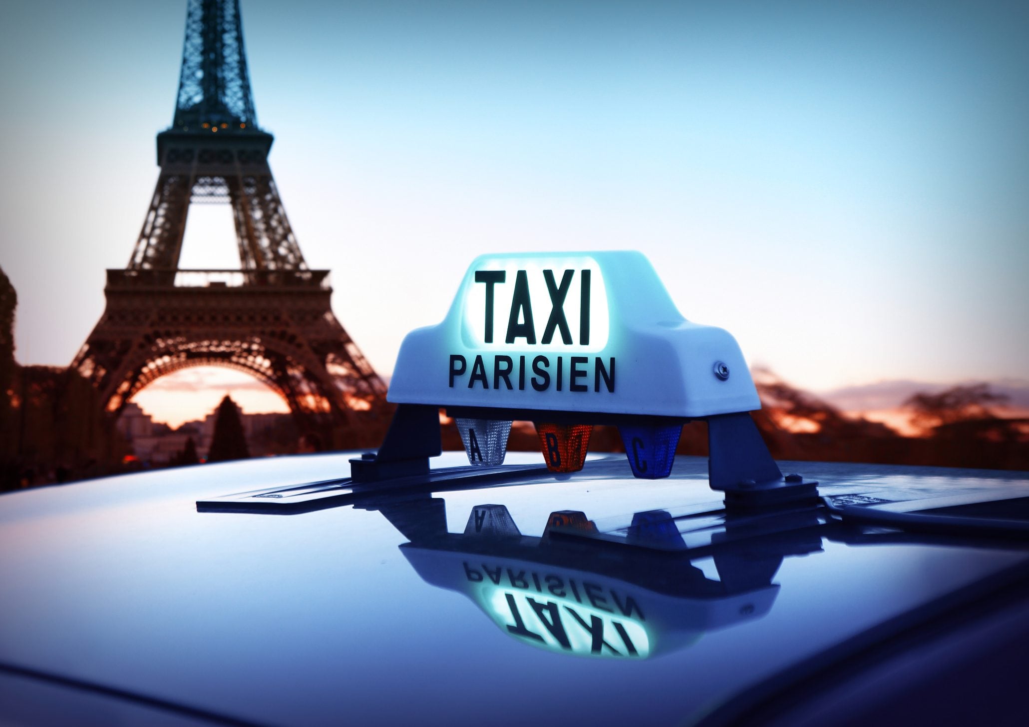 Taxi elettrici a Parigi gli iconici Black Cabs (ma soprattutto green