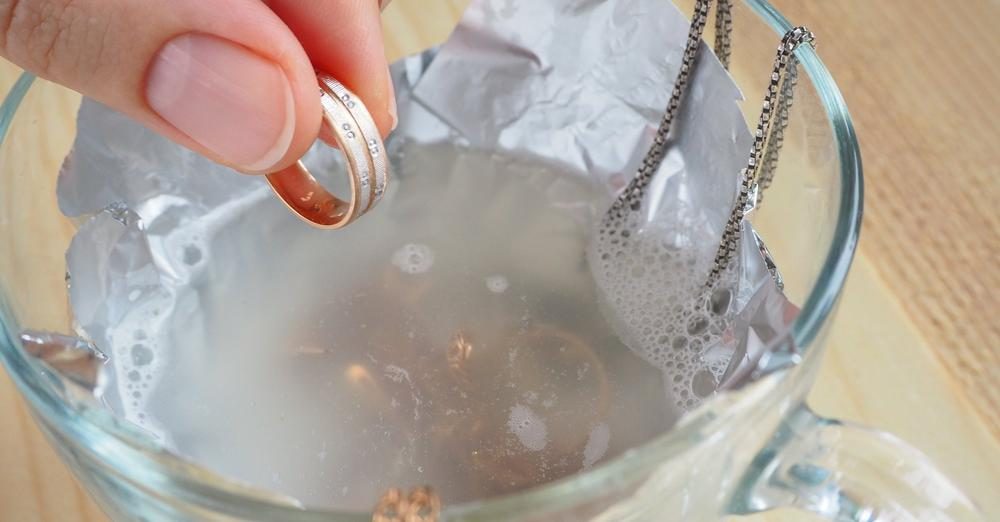 Come pulire l'argento in modo naturale con ingredienti che mai avresti