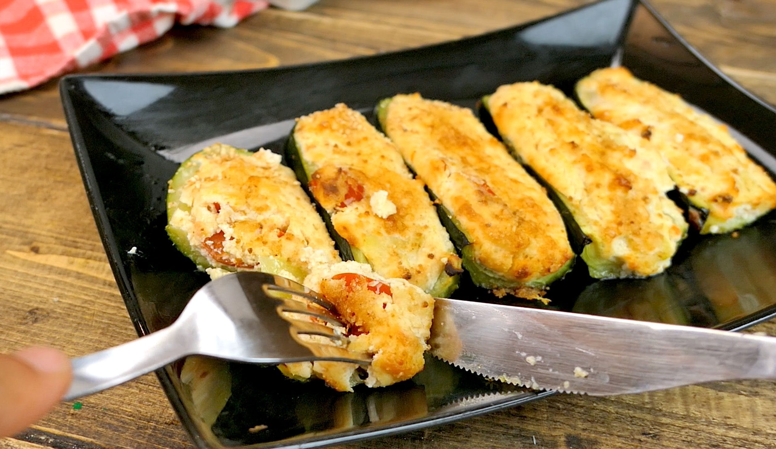 Versa le uova sulle zucchine: 2 ricette estive e light con le zucchine