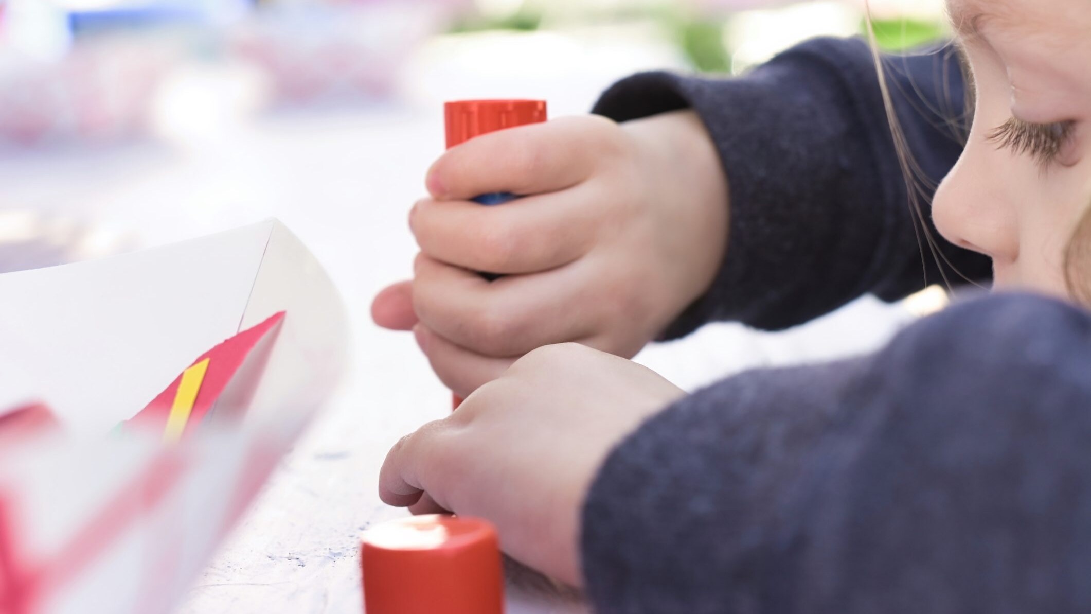 Festa del papà, il ritratto con i resti di carta