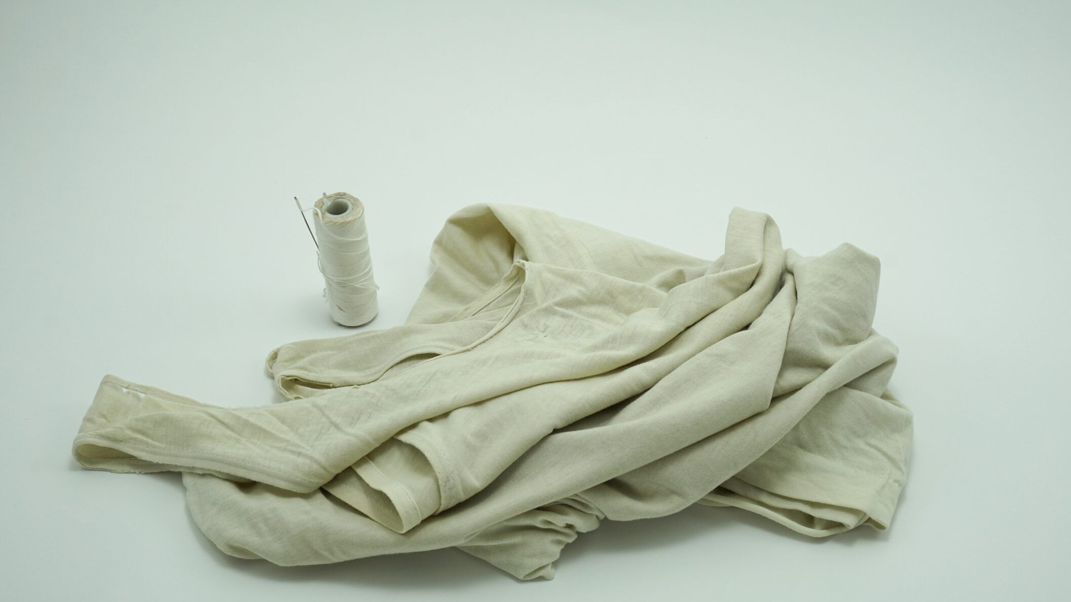 come trasformare una vecchia t-shirt in canotta