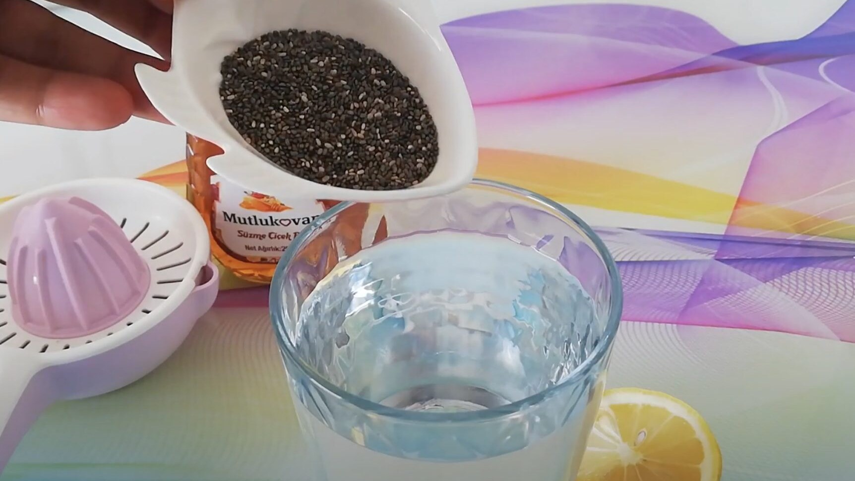 Ingredienti freschi per preparare una bevanda detox con semi di chia e limone