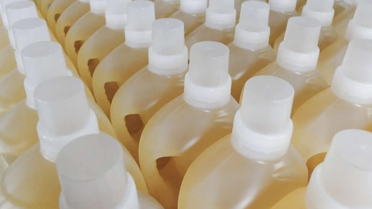 Ingredienti per preparare un ammorbidente naturale: acido citrico, oli essenziali e contenitore.