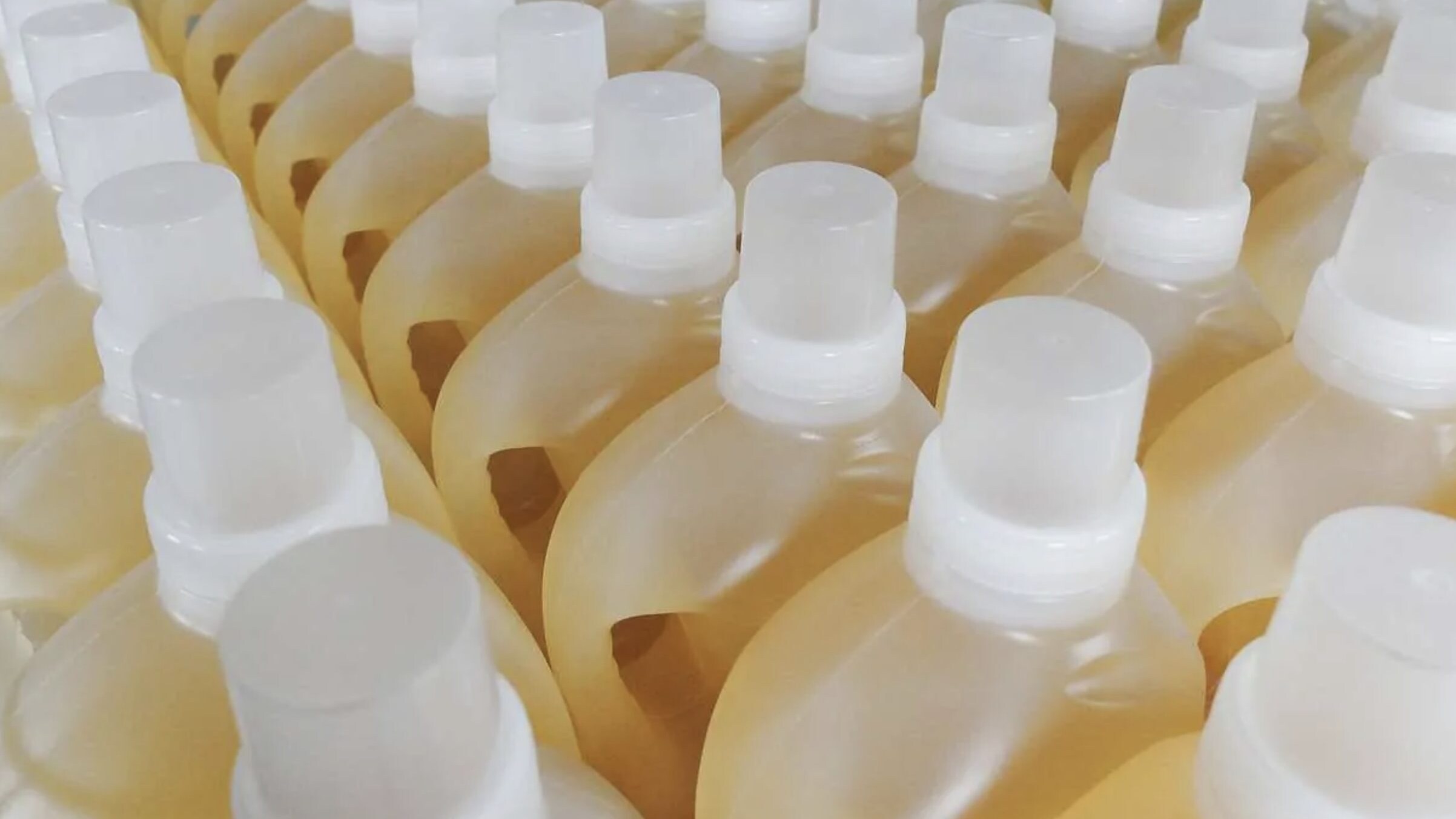 Ingredienti per preparare un ammorbidente naturale: acido citrico, oli essenziali e contenitore.