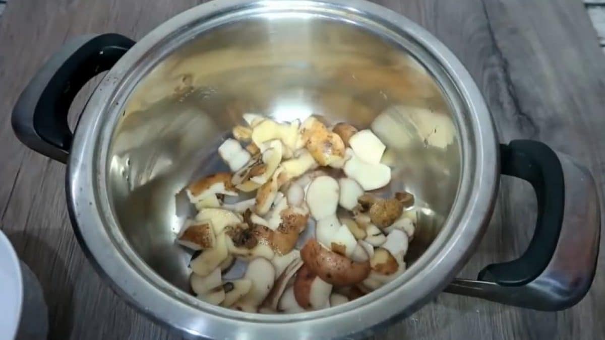 Bucce di patata lavate e pronte per essere utilizzate come trattamento naturale per i capelli.