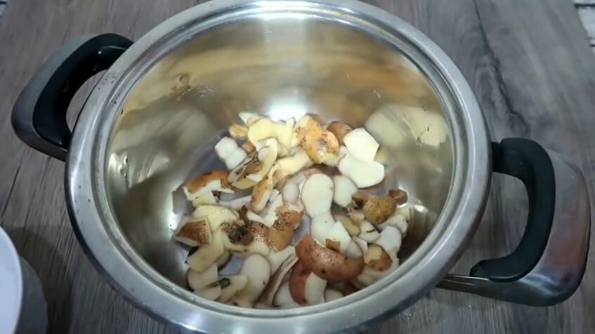 Bucce di patata lavate e pronte per essere utilizzate come trattamento naturale per i capelli.