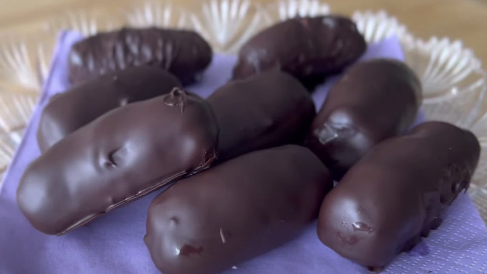 Cioccolatini al cocco e cioccolato pronti e riposati in frigorifero