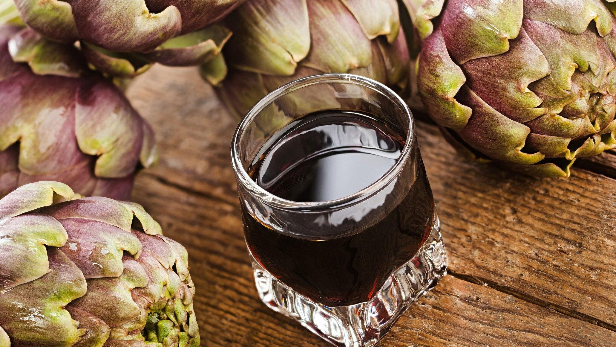 Ingredienti per preparare il liquore ai carciofi: alcool puro, acqua, zucchero, e carciofi freschi