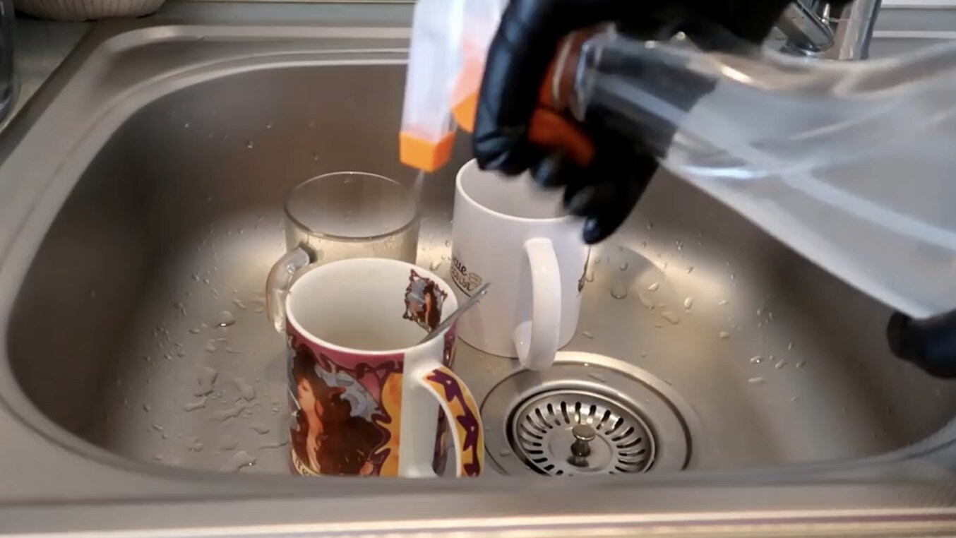 Ingredienti naturali come acido citrico, aceto e acqua pronti per essere mescolati in uno spray fai da te.