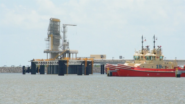 Di roy.luck - originally posted to Flickr as Golden Pass LNG, Sabine PassUploaded using F2ComButton, CC BY 2.0, https://commons.wikimedia.org/w/index.php?curid=8449629