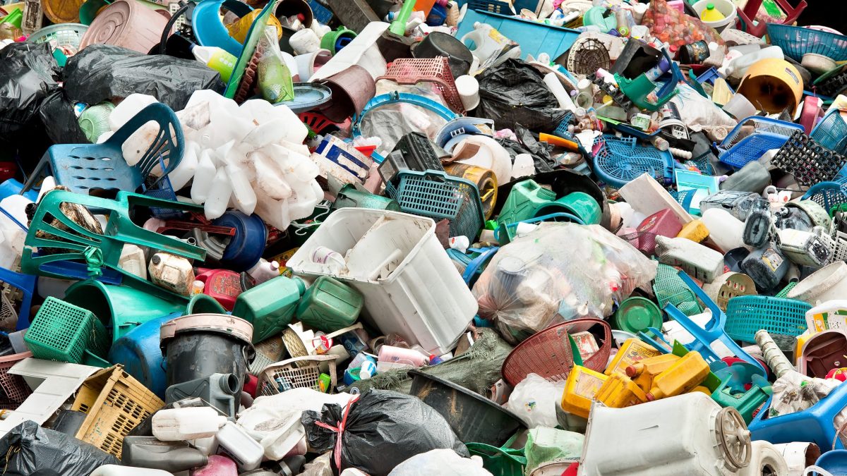 raccolta-differenziata-riciclaggio-plastiche-carta-alluminio-discarica-rifiuti-bonus-politica-ambientale-ambiente