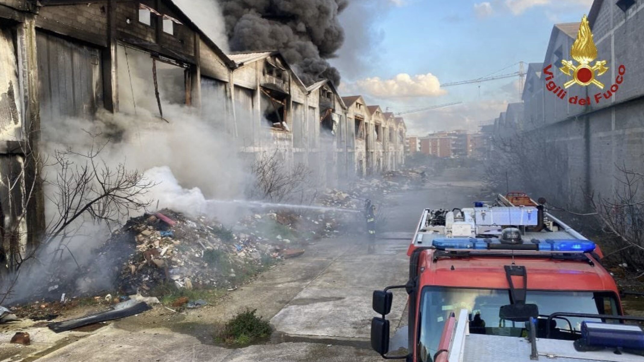 incendio-ex-dogana-aprilia-arpa-lazio-osservatorio-amianto-nazionale-vigili-del-fuoco-twitter