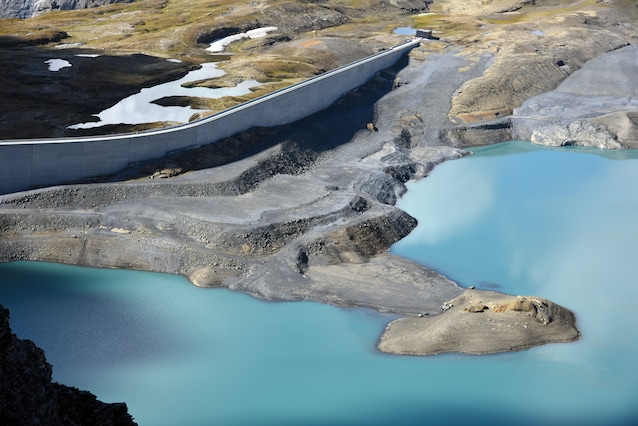 svizzera-lago-muttsee-pannelli-fotovoltaici-energia-solare-alpinsolar-diga