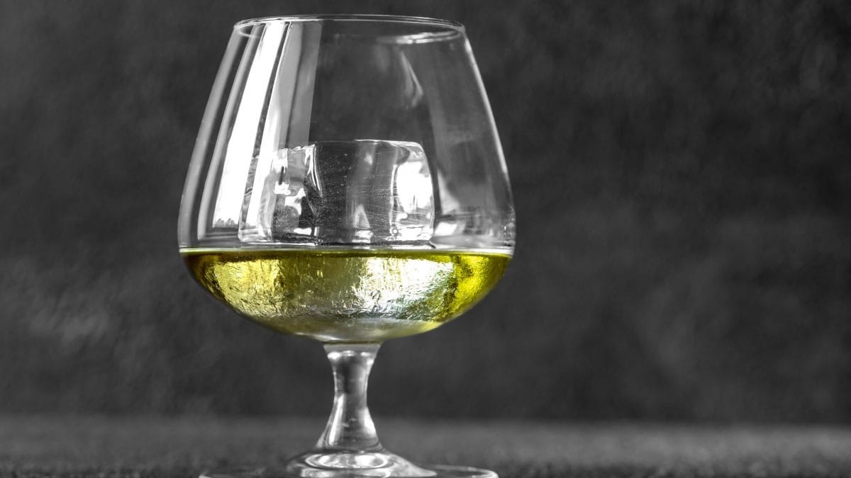 Un bicchiere di Chartreuse on the rock
