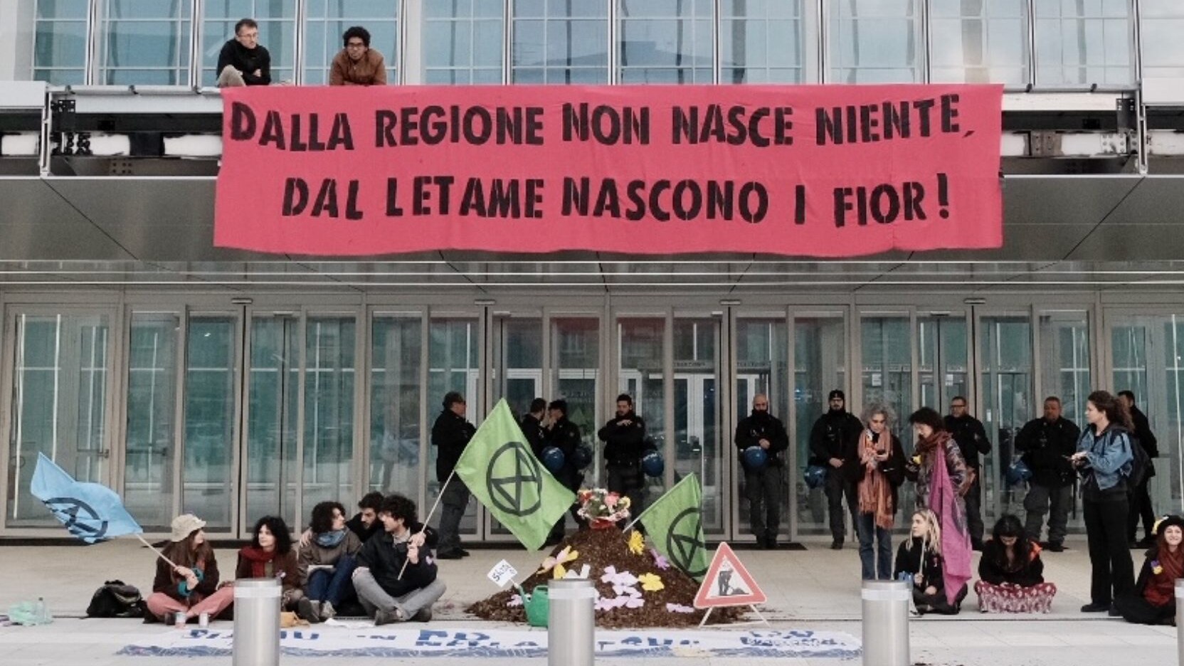 extinction-rebellion-torino-letame-regione-piemonte-protesta-manifestazione-attivismo-ambientale