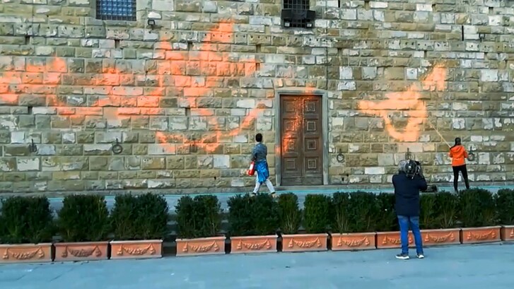 Ultima Generazione imbratta Palazzo della Signoria a Firenze