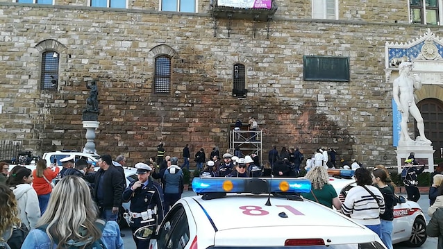 Ultima Generazione imbratta Palazzo della Signoria a Firenze