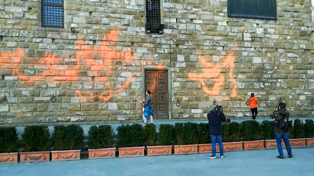 Ultima Generazione imbratta Palazzo della Signoria a Firenze