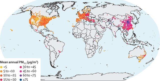 Distribuzione globale delle stazioni di monitoraggio e concentrazione media annua di PM2-5 in due decenni (2000-19)