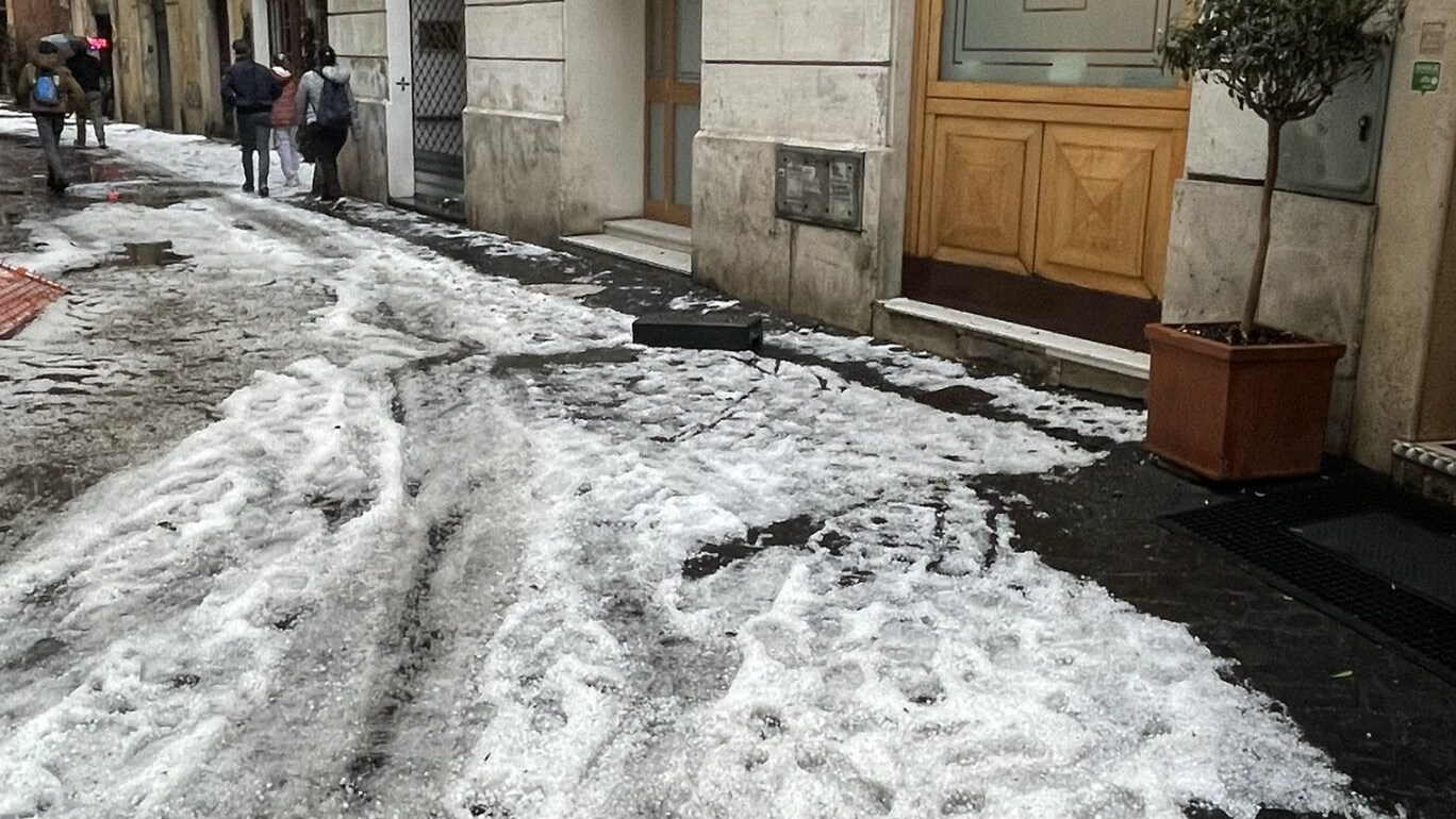 grandine-roma-pioggia-maltempo-meteo-italia-temporale-improvviso-domenica-2-aprile-capitale-italia