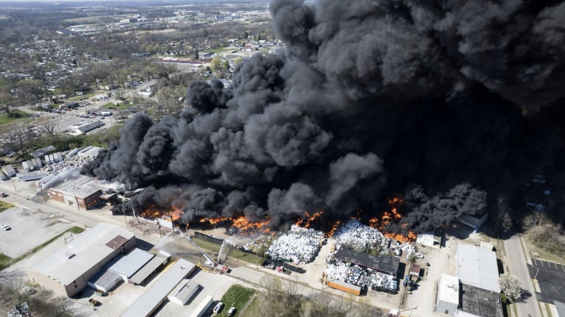 america-usa-epa-indiana-richmond-fiamme-incendio-impianto-riciclaggio-plastica