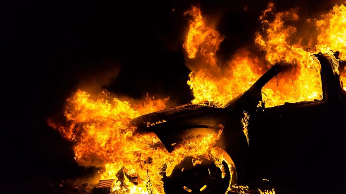 auto elettrica incendiata bari