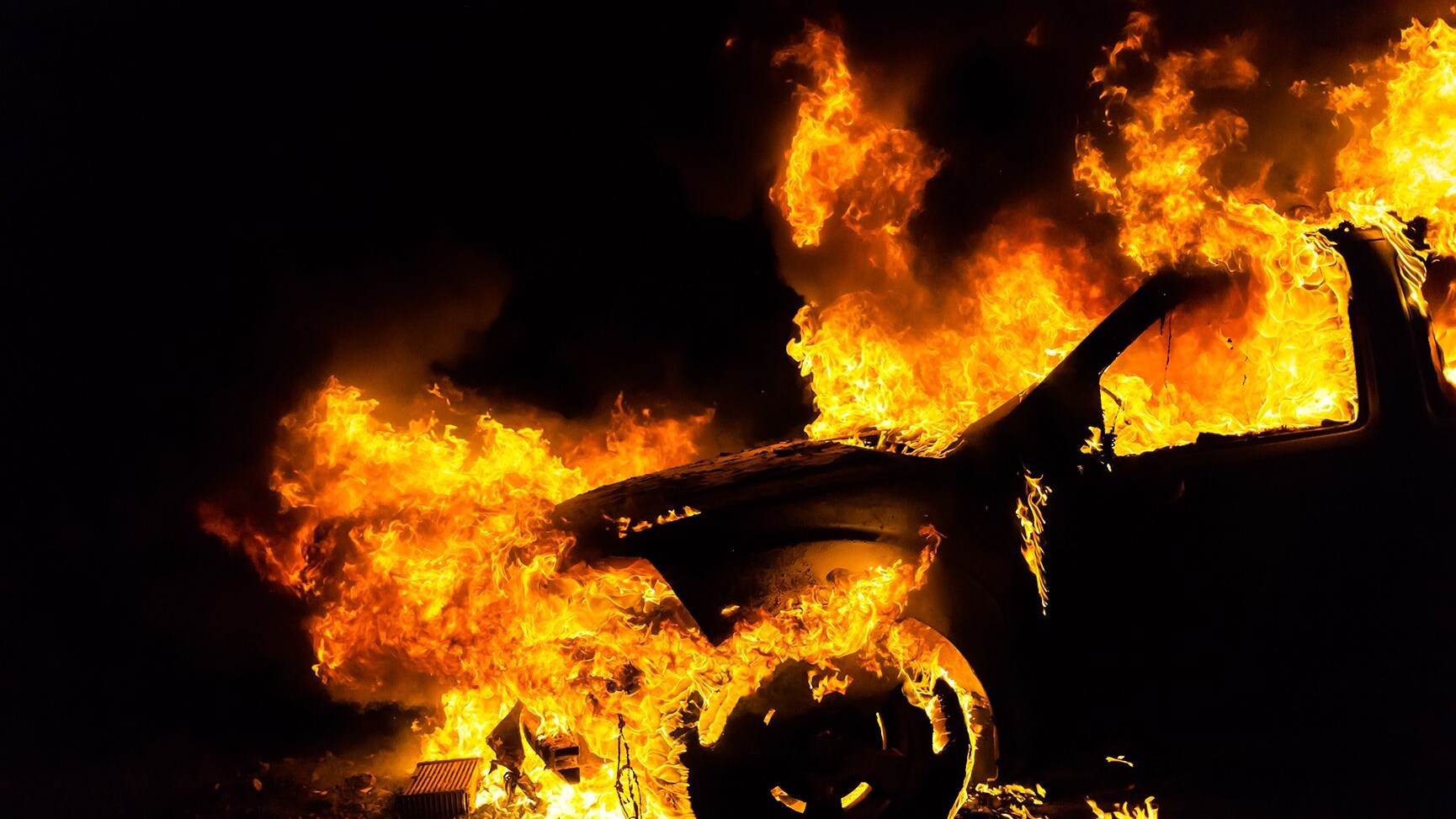 auto elettrica incendiata bari
