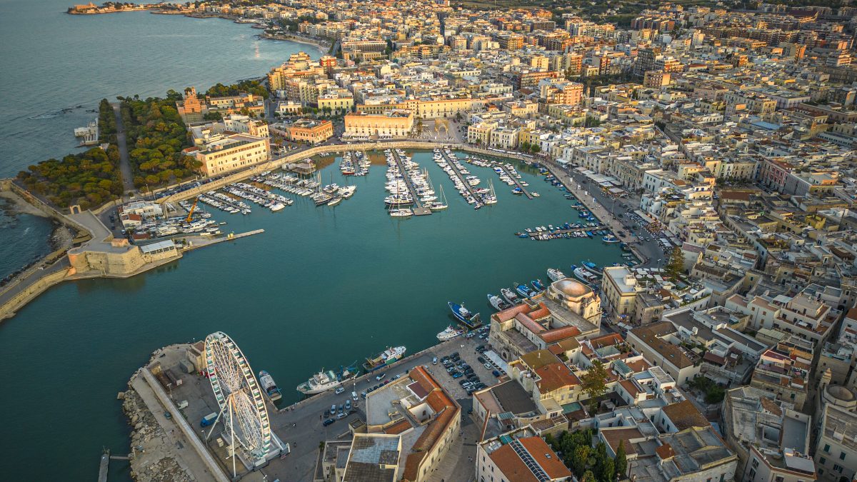 UrbaNew-Bari-2030-città-sostenibilità-ambiente-green-urbanistica-trasporti-vita-quartieri-progetti-urbani-napoli-cantieri-rigenerazione-riqualificazione-urbana-foto-metropolitana-notizie-napoli-clima-qualità-aria-olimpiadi-città-15-minuti-parco-bagnoli-bari-alta-velocità-waterfront-lungomare-giardini-parchi