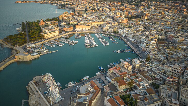 UrbaNew-Bari-2030-città-sostenibilità-ambiente-green-urbanistica-trasporti-vita-quartieri-progetti-urbani-napoli-cantieri-rigenerazione-riqualificazione-urbana-foto-metropolitana-notizie-napoli-clima-qualità-aria-olimpiadi-città-15-minuti-parco-bagnoli-bari-alta-velocità-waterfront-lungomare-giardini-parchi