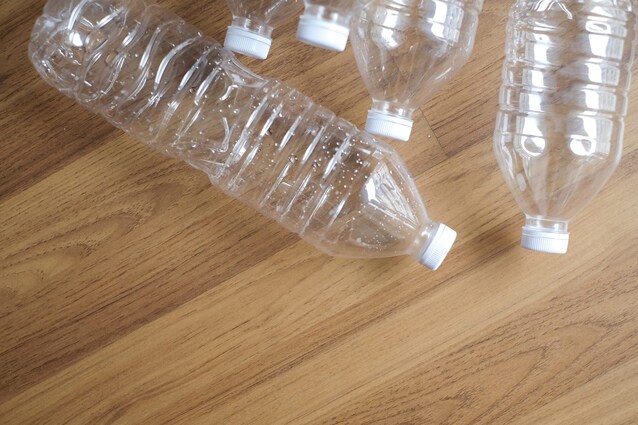 contenitori con bottiglie plastica