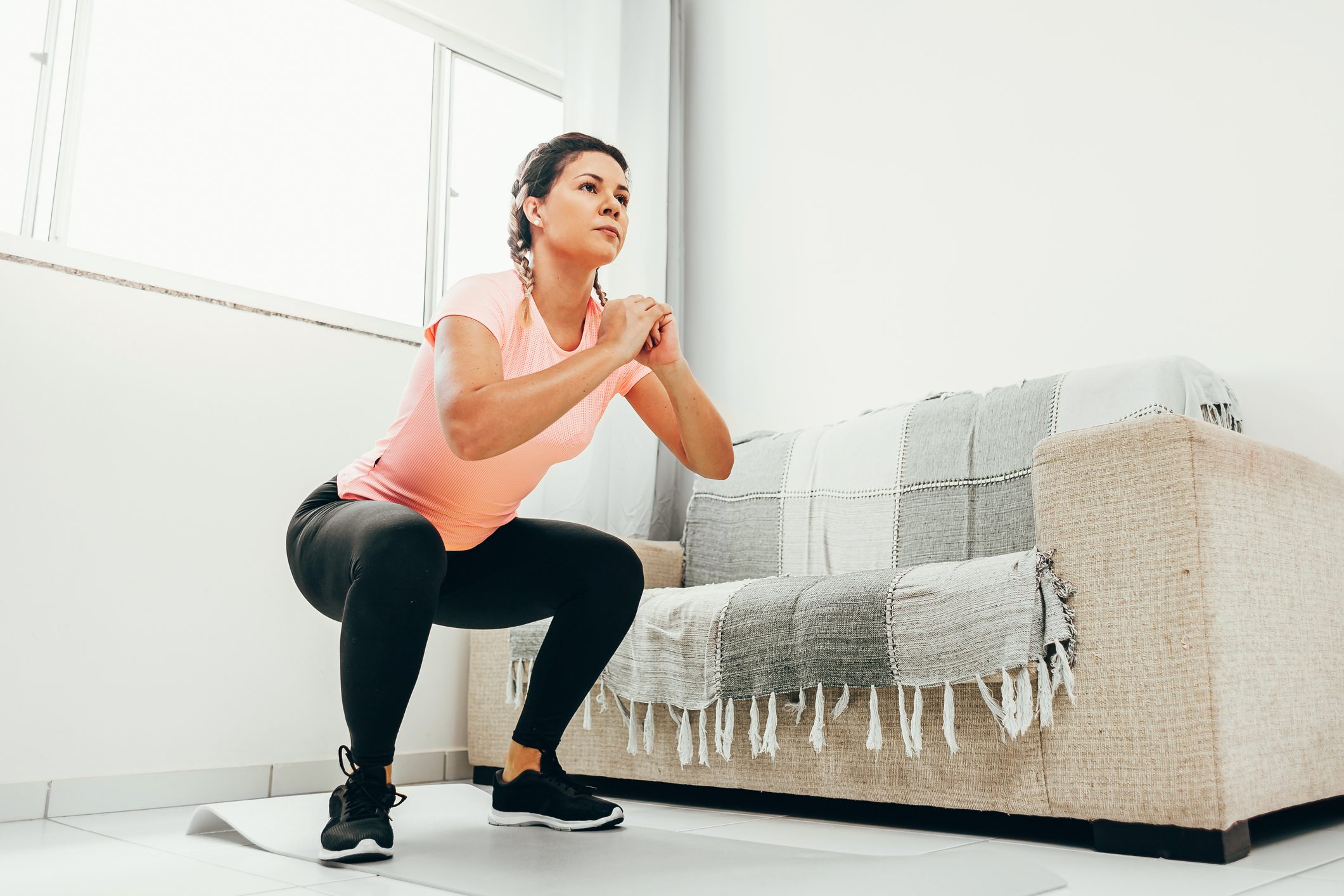 Esercizi a corpo libero da fare a casa per tonificare gambe e glutei