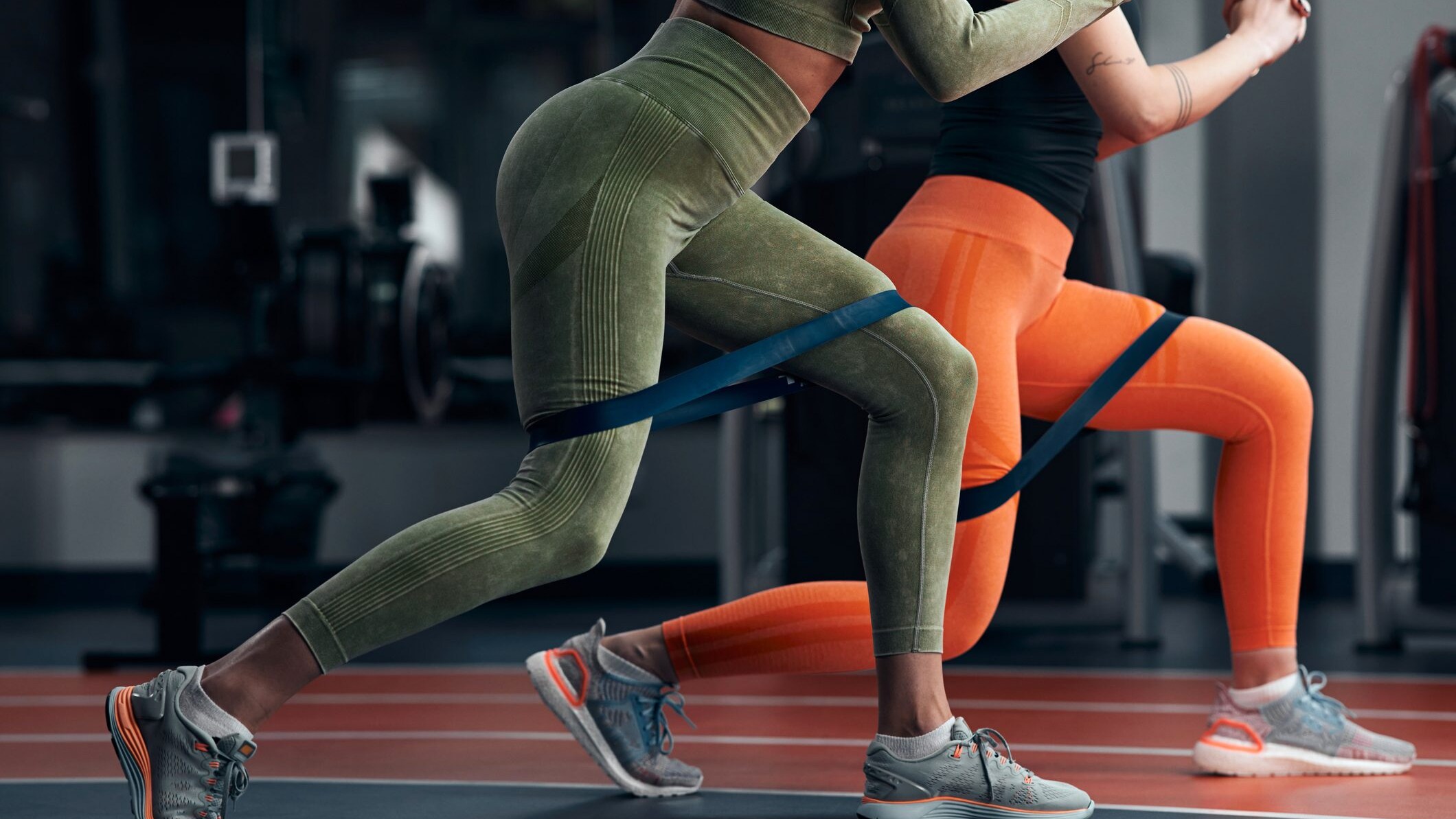 esercizi glutei gambe elastico