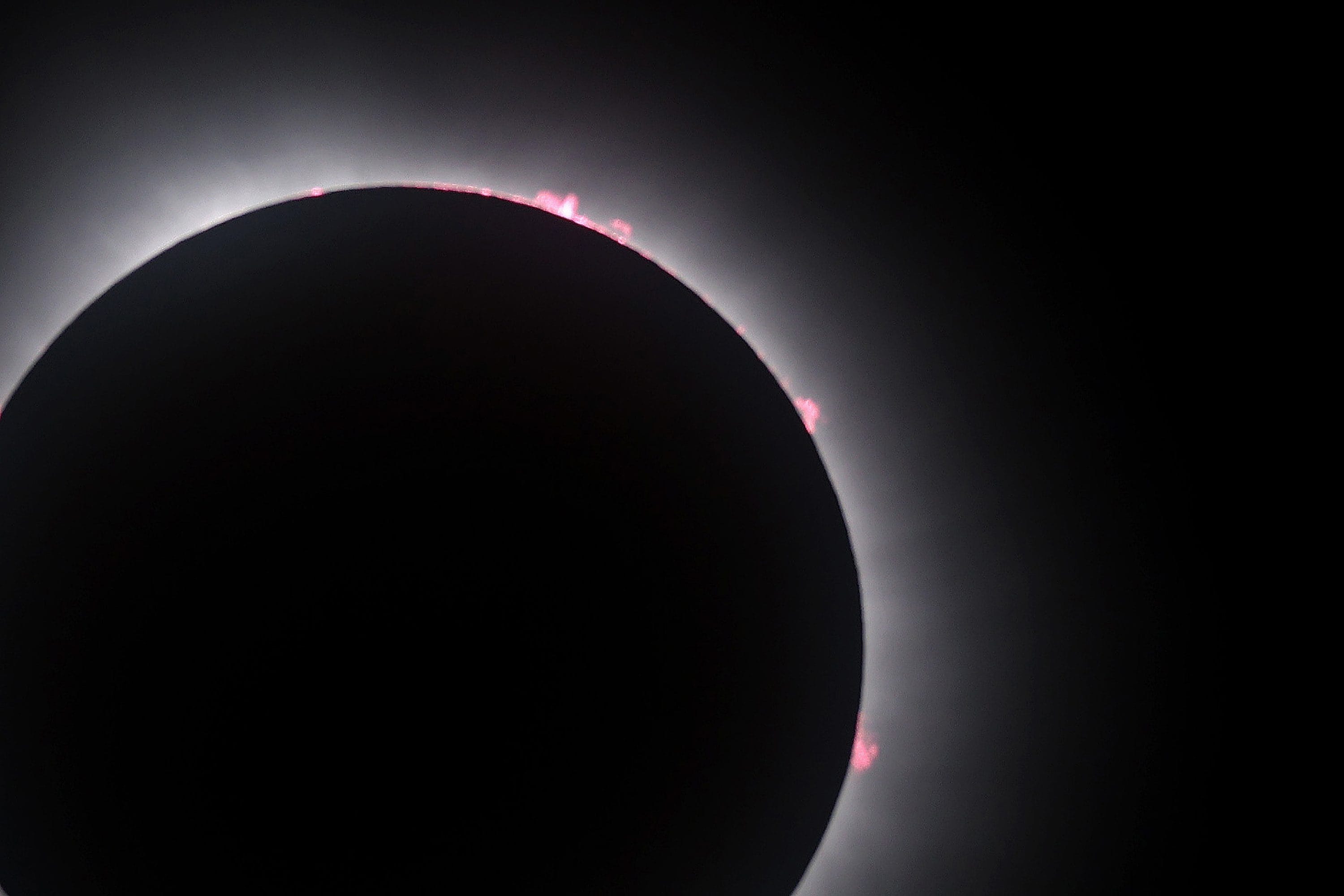Le immagini più spettacolari dell'eclissi solare totale dell'8 aprile