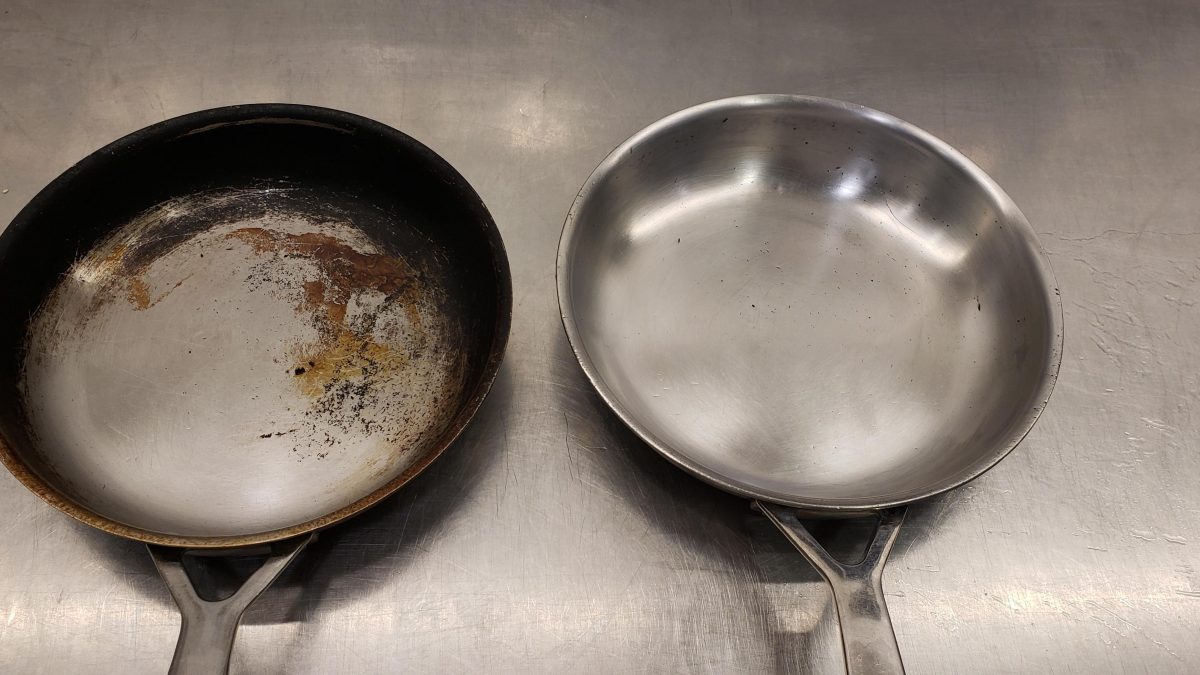 Una padella pulita con patata e sale grosso utilizzati per la pulizia naturale.