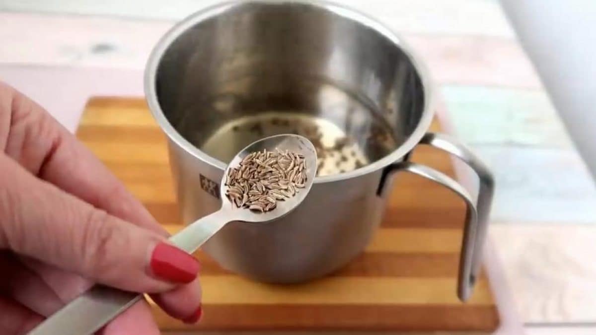 Preparazione di una tisana depurante con limone, coriandolo e cumino in una padella