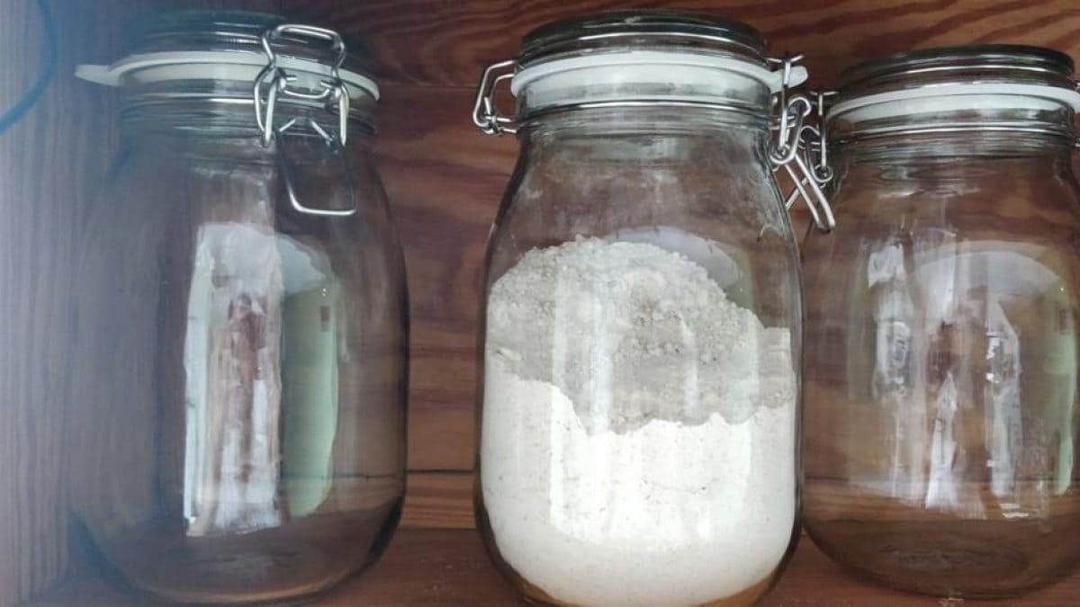 Farina usata per preparare un detergente naturale per rimuovere il calcare.