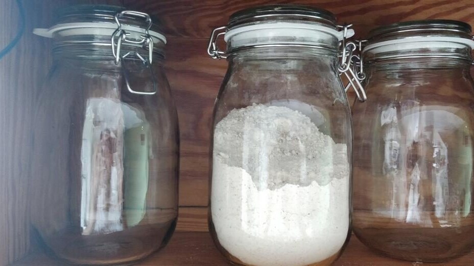 Farina usata per preparare un detergente naturale per rimuovere il calcare.