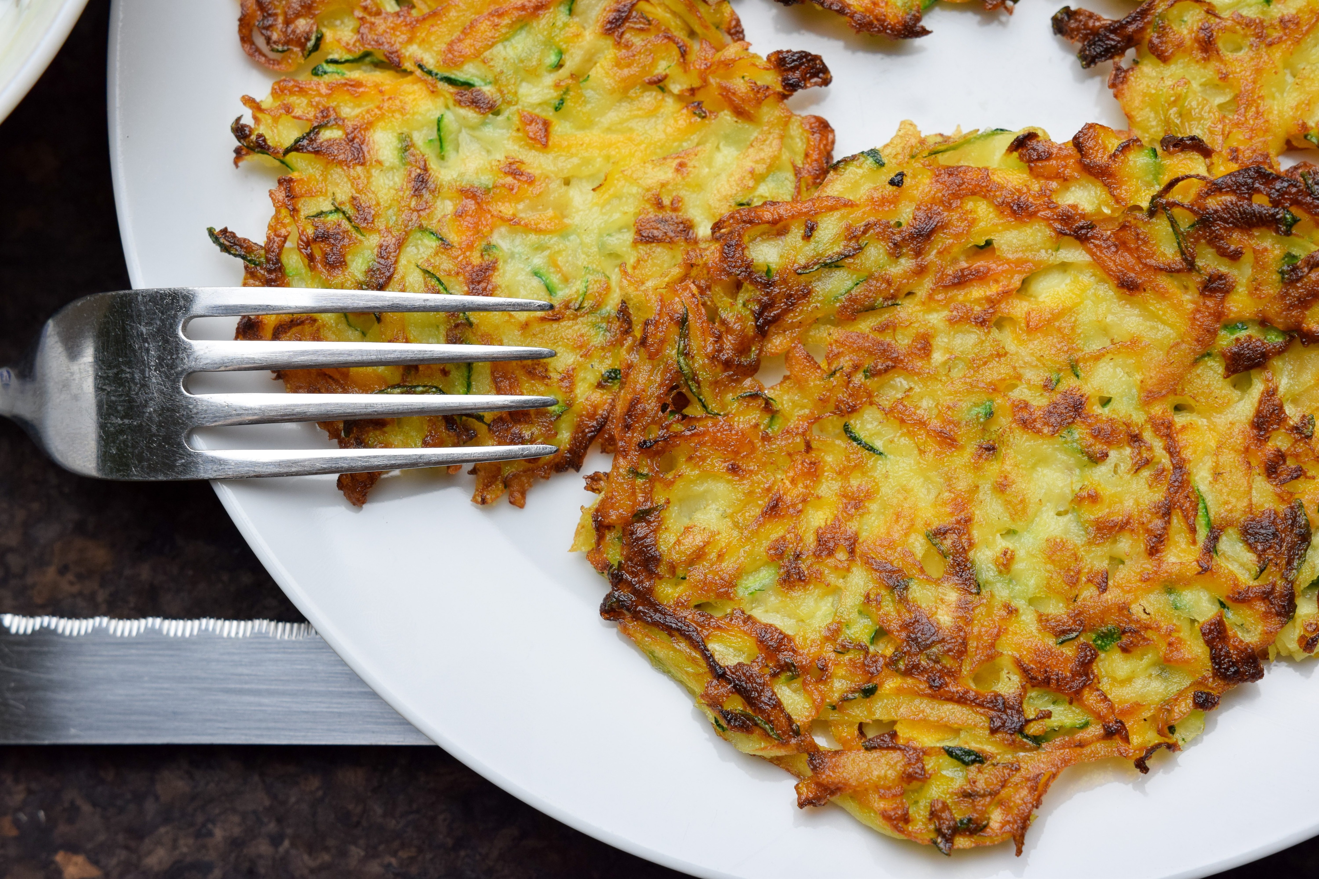 La ricetta delle frittelle di zucchine al forno: super leggere e pronte ...